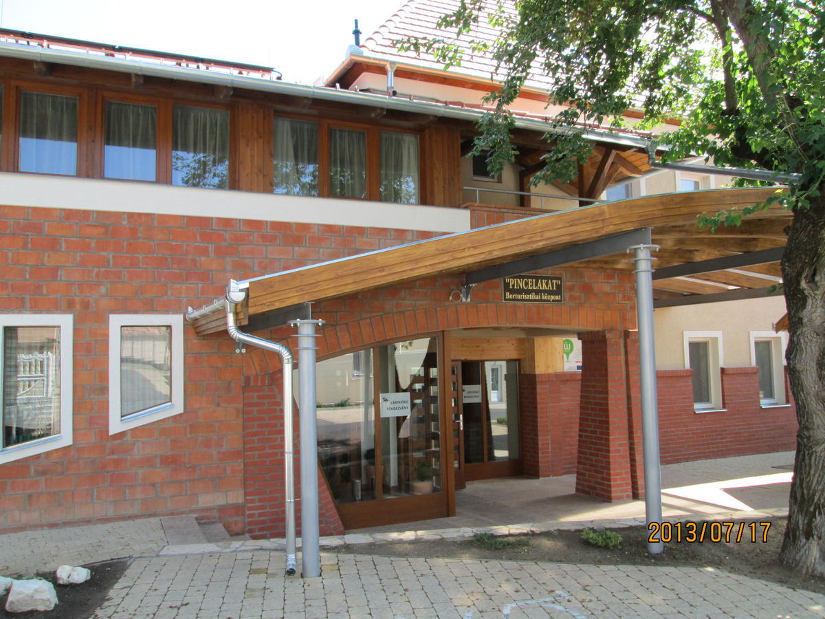 Pincelakat Borhaz Es Szalloda Csaszartoltes Buitenkant foto