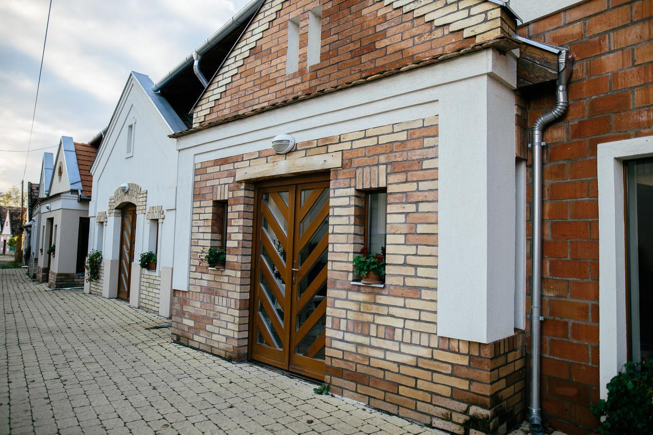 Pincelakat Borhaz Es Szalloda Csaszartoltes Buitenkant foto